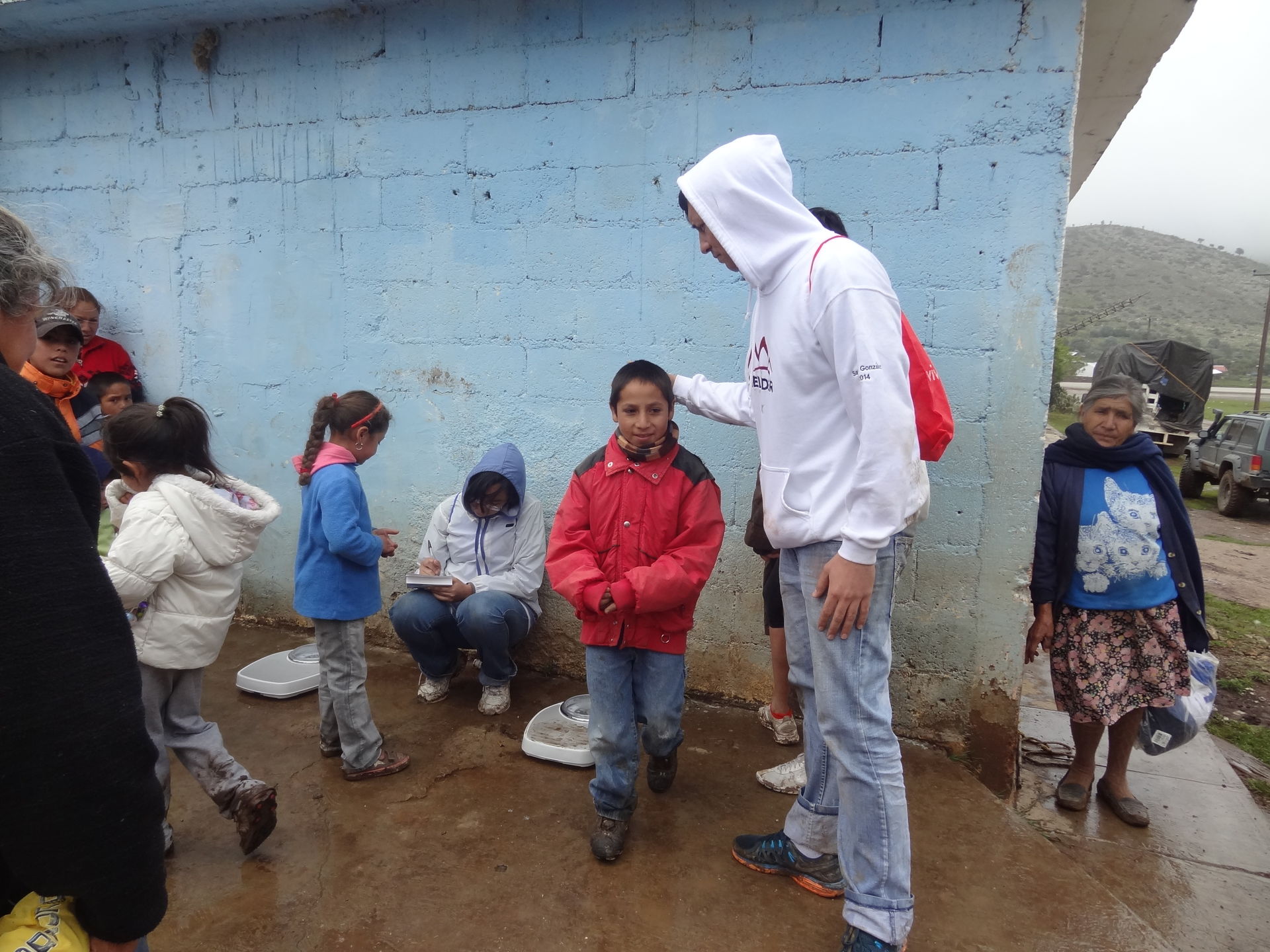 Los chicos del Tec con la comunidad