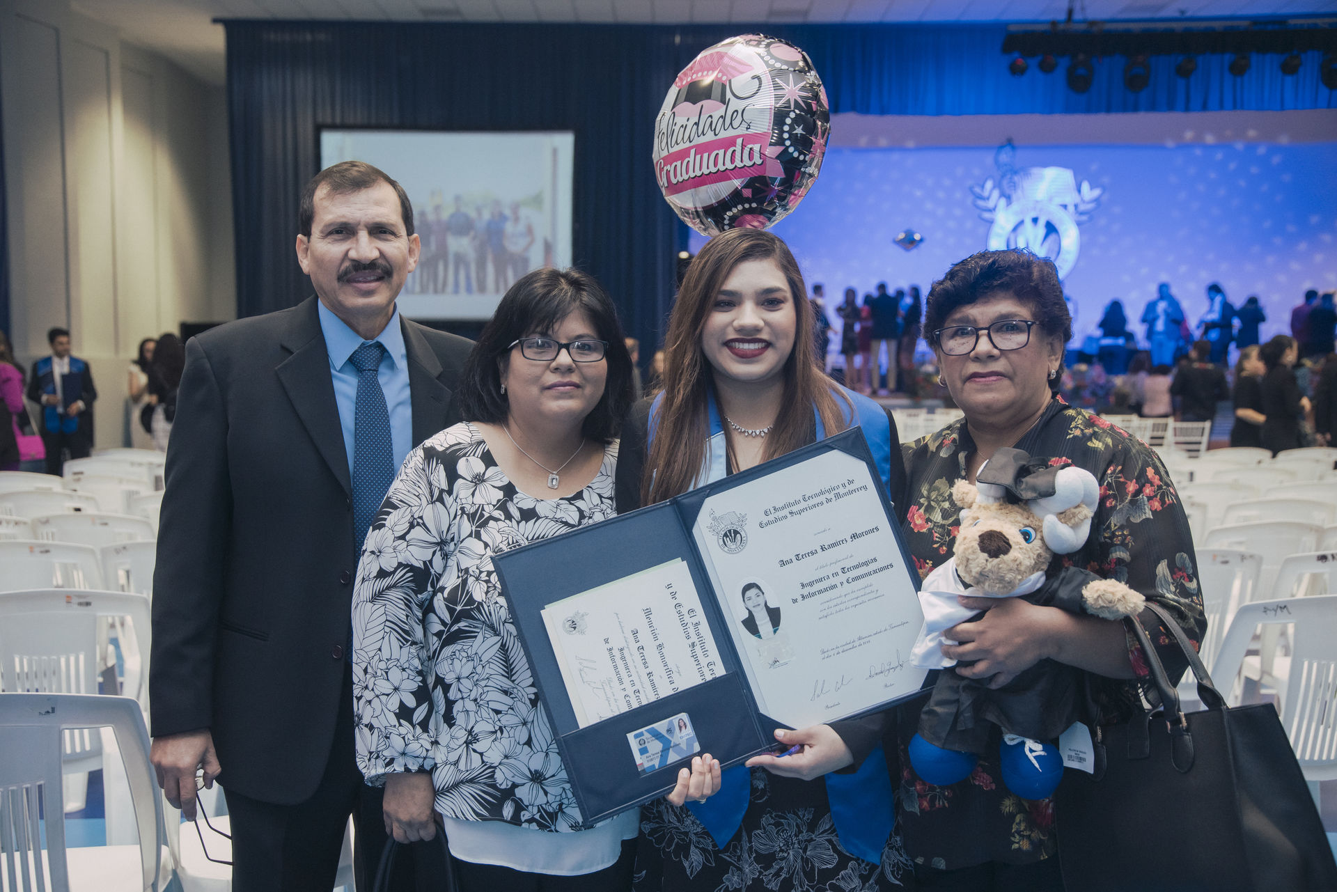 Ana Teresa con su familia el día de su graduación