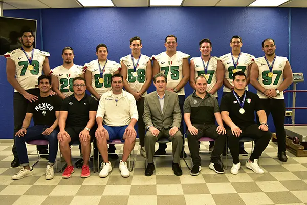 Borregos Monterrey tricampeones mundiales y Victor Gutiérrez, vicepresidente Región Norte.