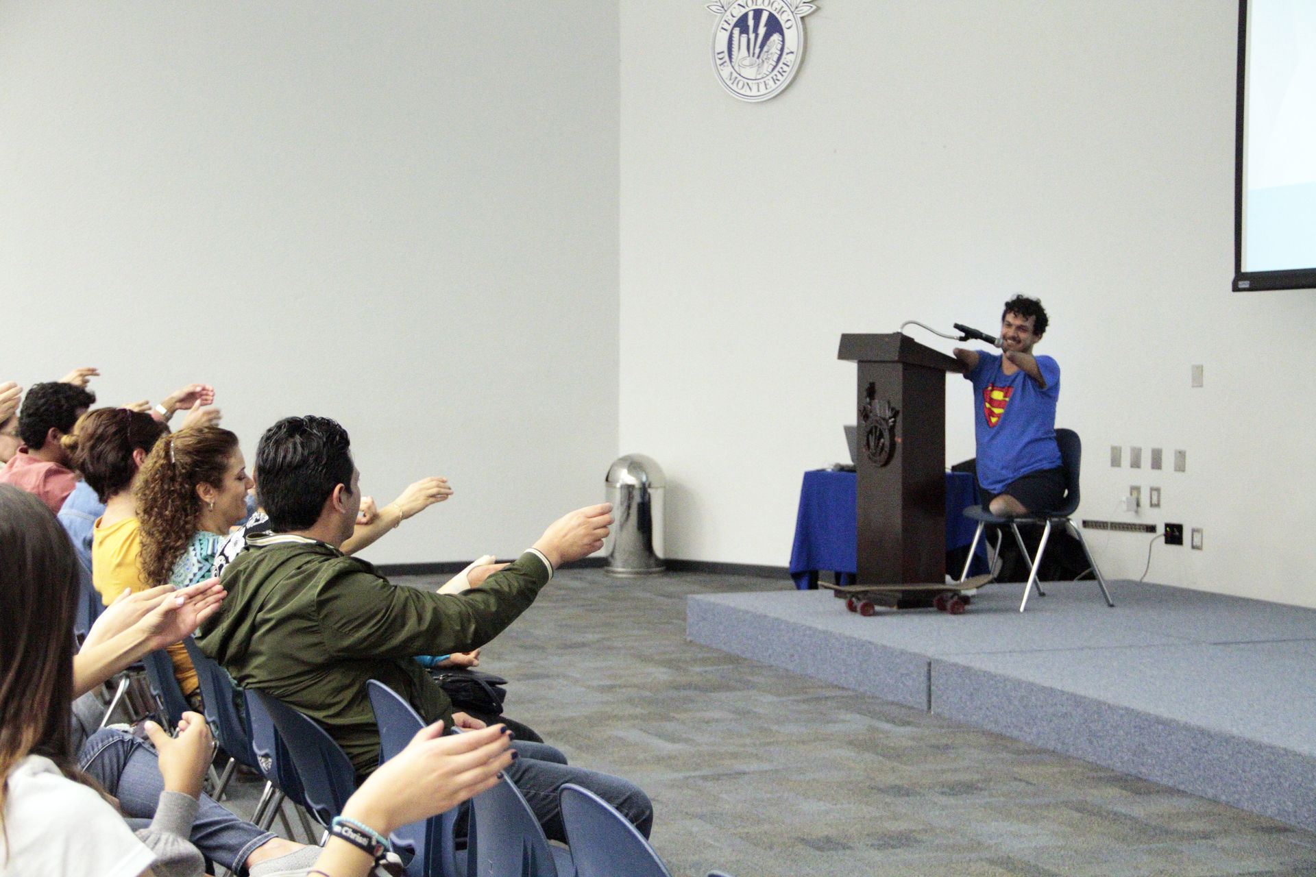 Rafa Reyes visita el campus Querétaro y comparte su experiencia con los estudiantes en una divertida conferencia.