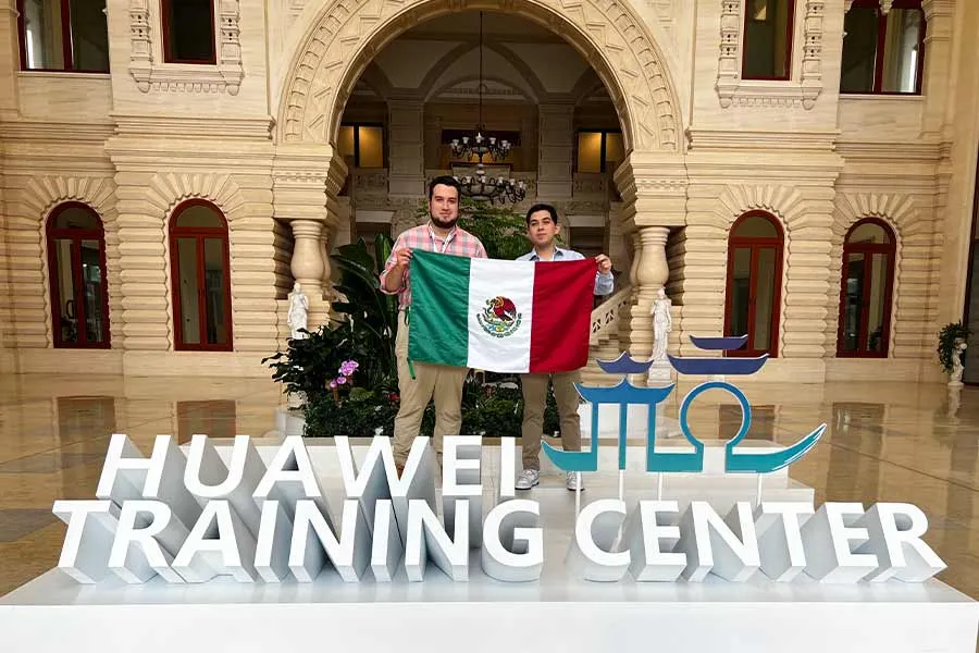 ​  Octavio Alemán y Octavio Guerra en el Huawei Training Center. Foto: Cortesía Octavio Alemán y Octavio Guerra.  ​