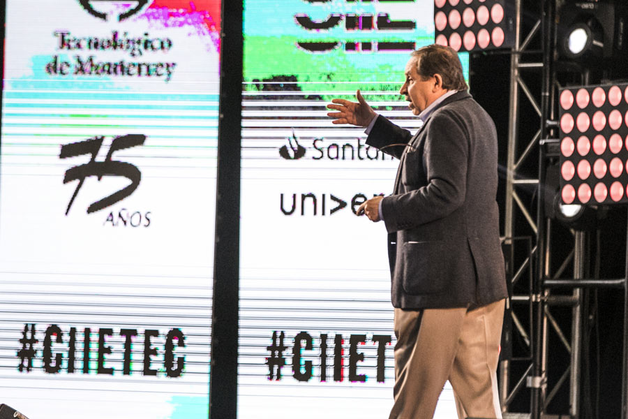 Salvador Alva, durante la inauguración del CIIE.