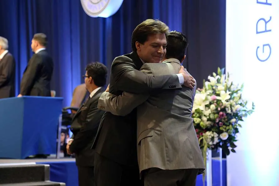 abrazo graduacion