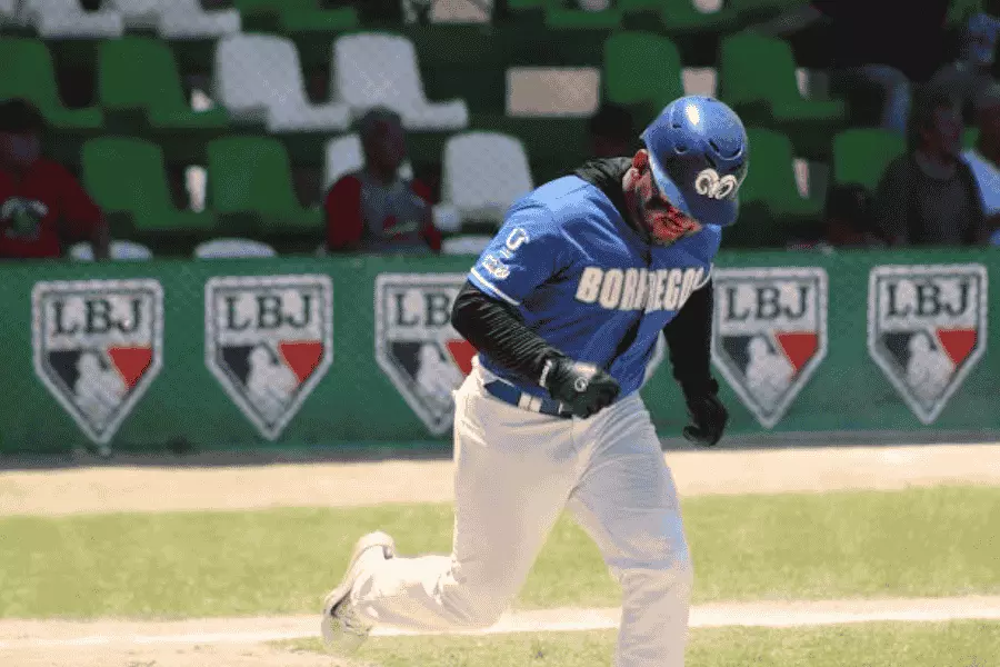 Adolfo España corriendo durante juego de borregos