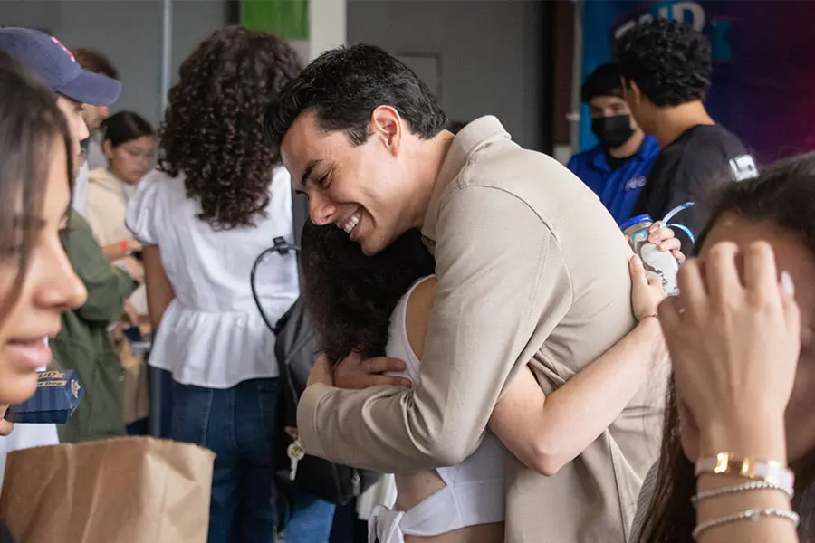 Adrián González abrazando a una alumna 