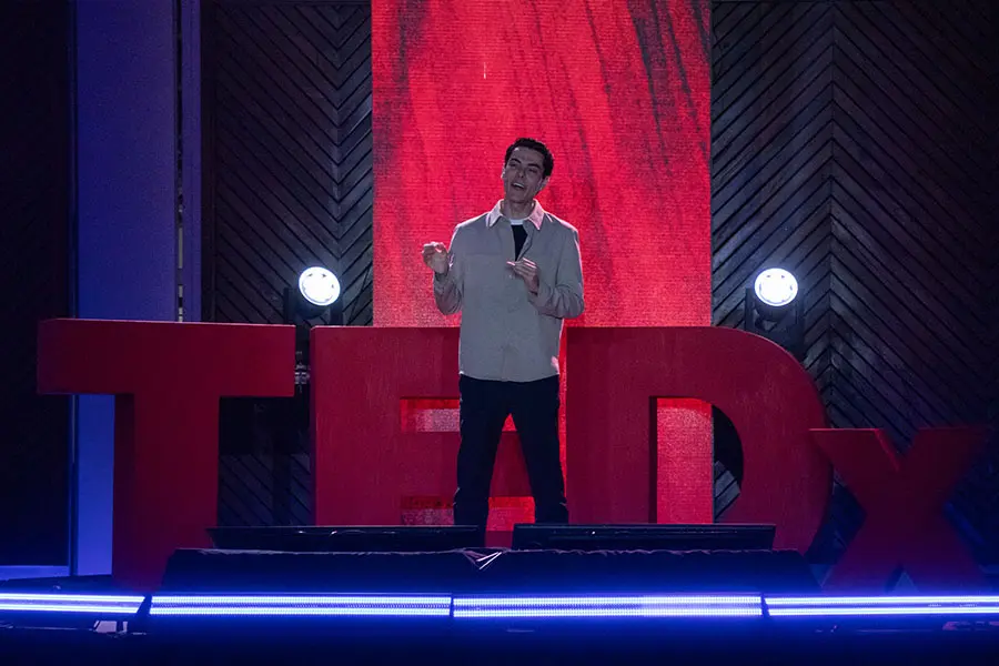 Adrián González hablando en escenario