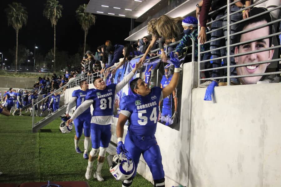 La afición festejó la temporada invicta con los jugadores. 