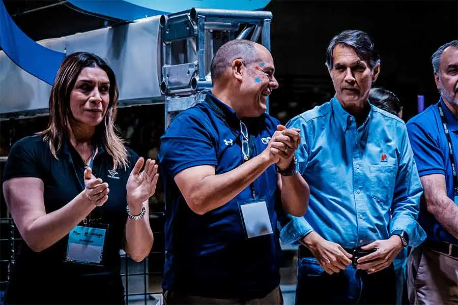 Agustín Hernández Castro, director de PrepaTec, y Rafael Rebollar, director general de Peñoles, durante la FIRST Robotics Competition en Campus Laguna.