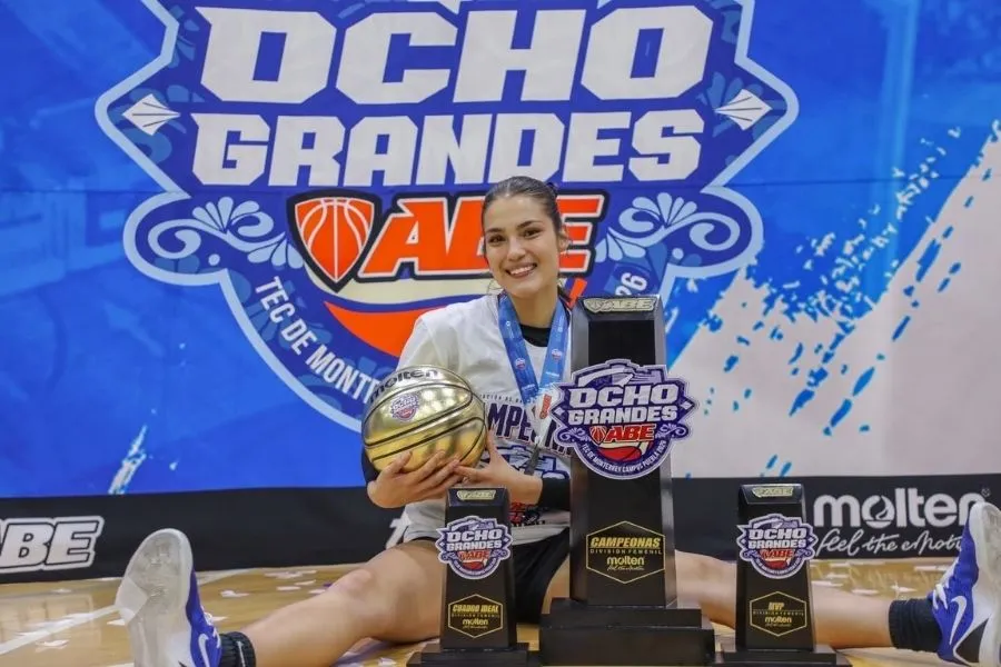 Aihlyn Garc&iacute;a, jugadora de Borregos CEM, con el t&iacute;tulo de los Ocho Grandes, el reconocimiento del equipo ideal y de la jugadora m&aacute;s valiosa del torneo.