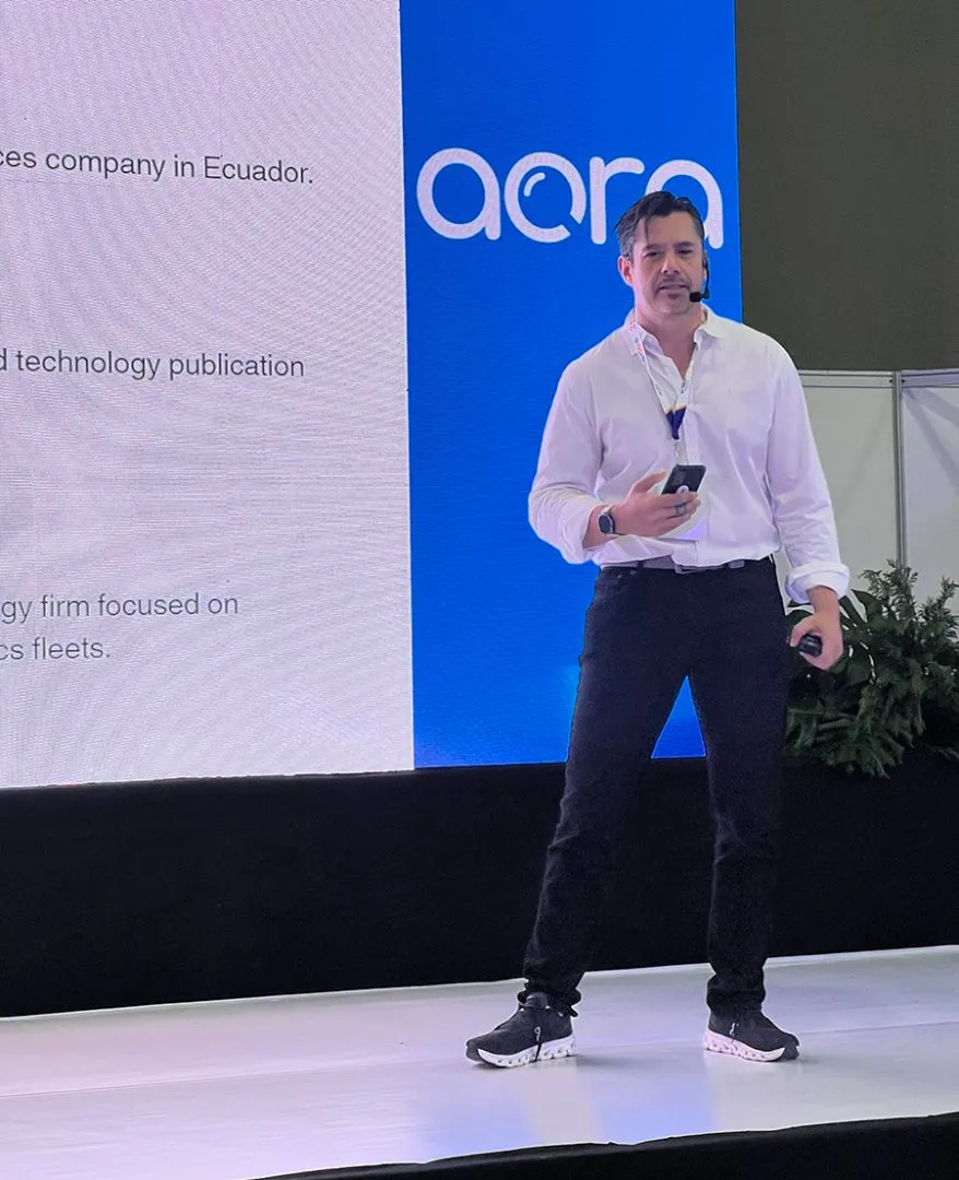 Emprendedor explicando su proyecto de innovaci&oacute;n.