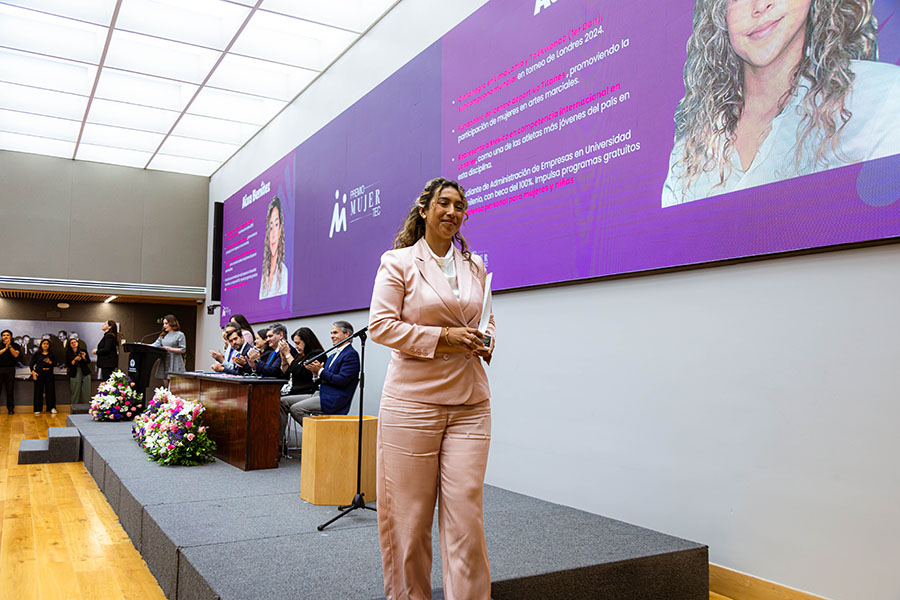 Aixa Ben&iacute;tez con su reconocimiento