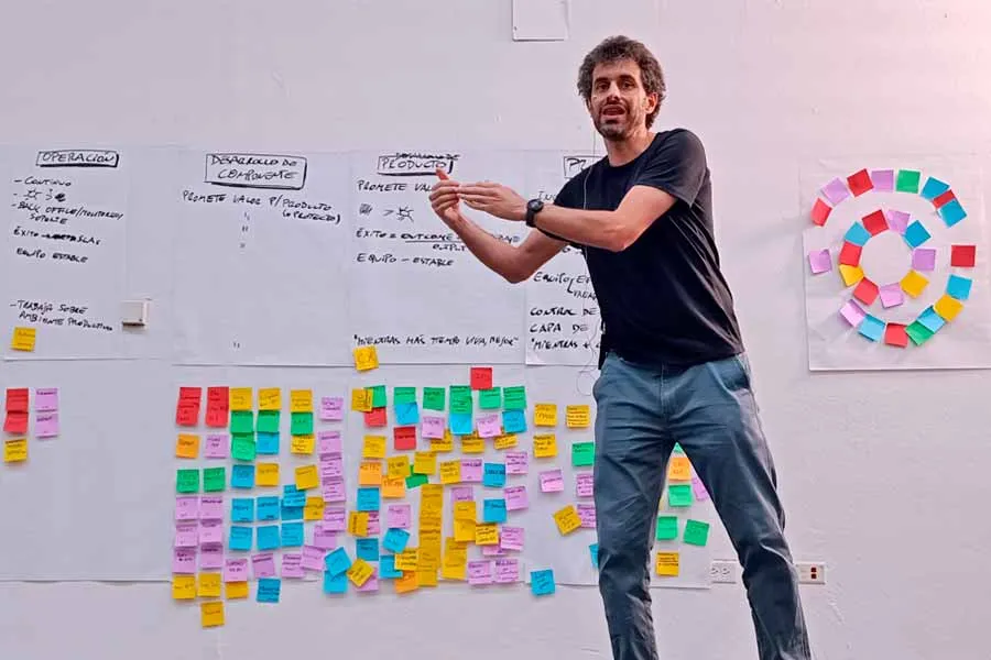 El autor y agilista Alan Cyment compartió conceptos sobre la agilidad durante varias sesiones de la Agile Week.