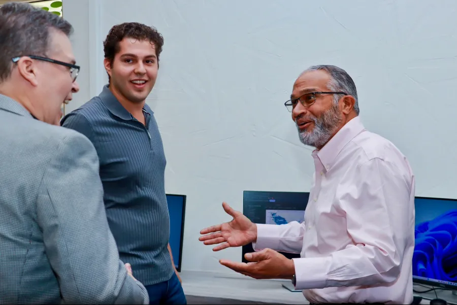 El profesor de Tecnolog&iacute;as Computacionales Alberto Aguilar conversa con el estudiante &Aacute;ngel Delgado y el decano nacional de la Escuela de Ingenier&iacute;a y Ciencias Feniosky Pe&ntilde;a Mora.