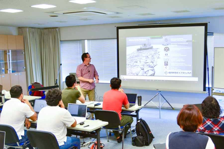 Alberto Arvizu aplicando principios de innovación a la robótica aplicada a la medicina