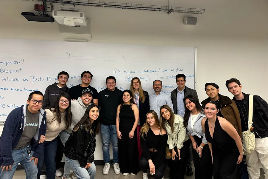 Profesor Alberto Retana interactuando con estudiantes del Tecnol&oacute;gico de Monterrey.