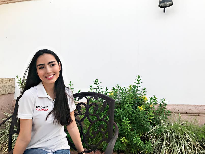 Alejandra Thomas posando con una playera de descubre culiacán