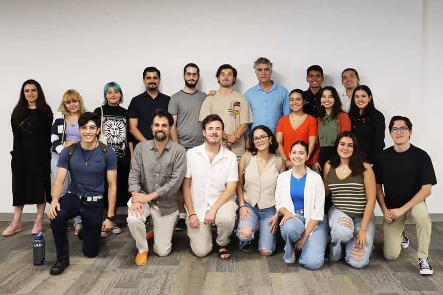 El arquitecto chileno junto a los estudiantes.