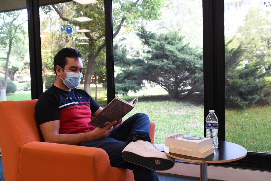 Alejandro leyendo un libro