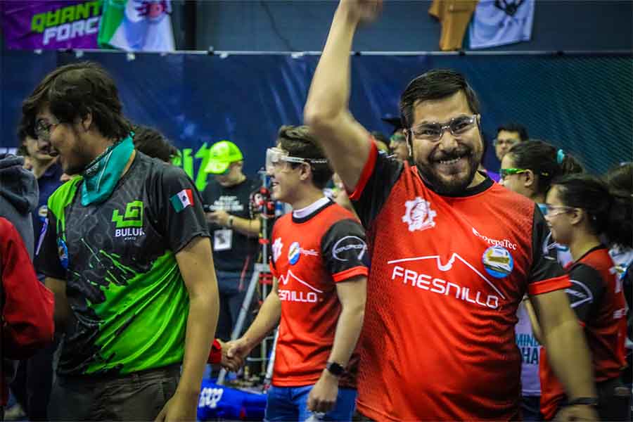 Alejandro Ramírez, Head Coach de MINERZ apoyando al equipo en el regional e FIRST Monterrey 2023