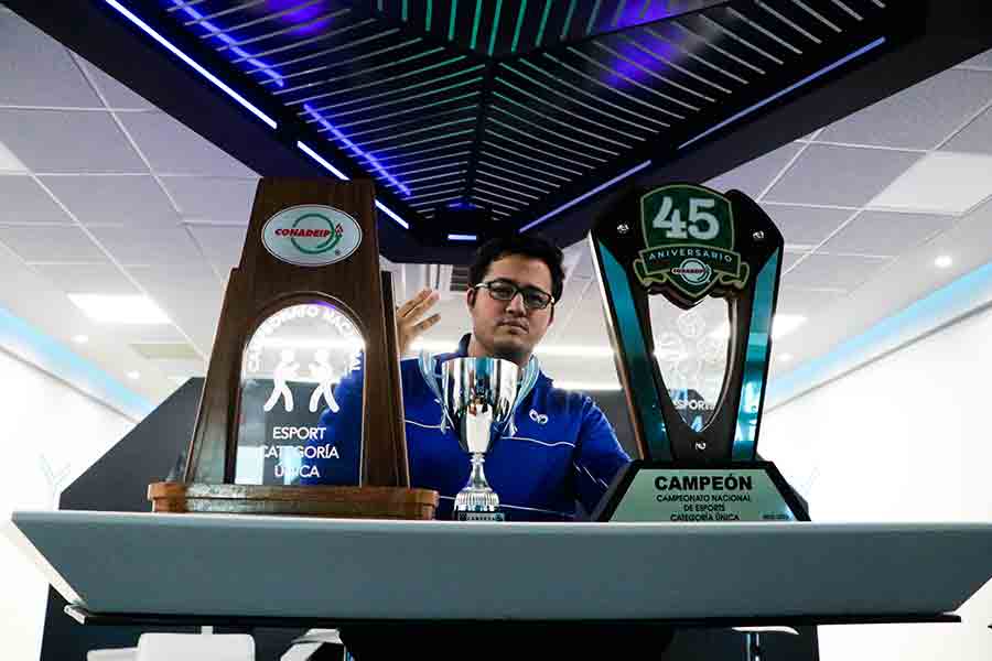 Alejandro es jugador de esports del Tec Guadalajara, bicampeón Conadeip y MVP.