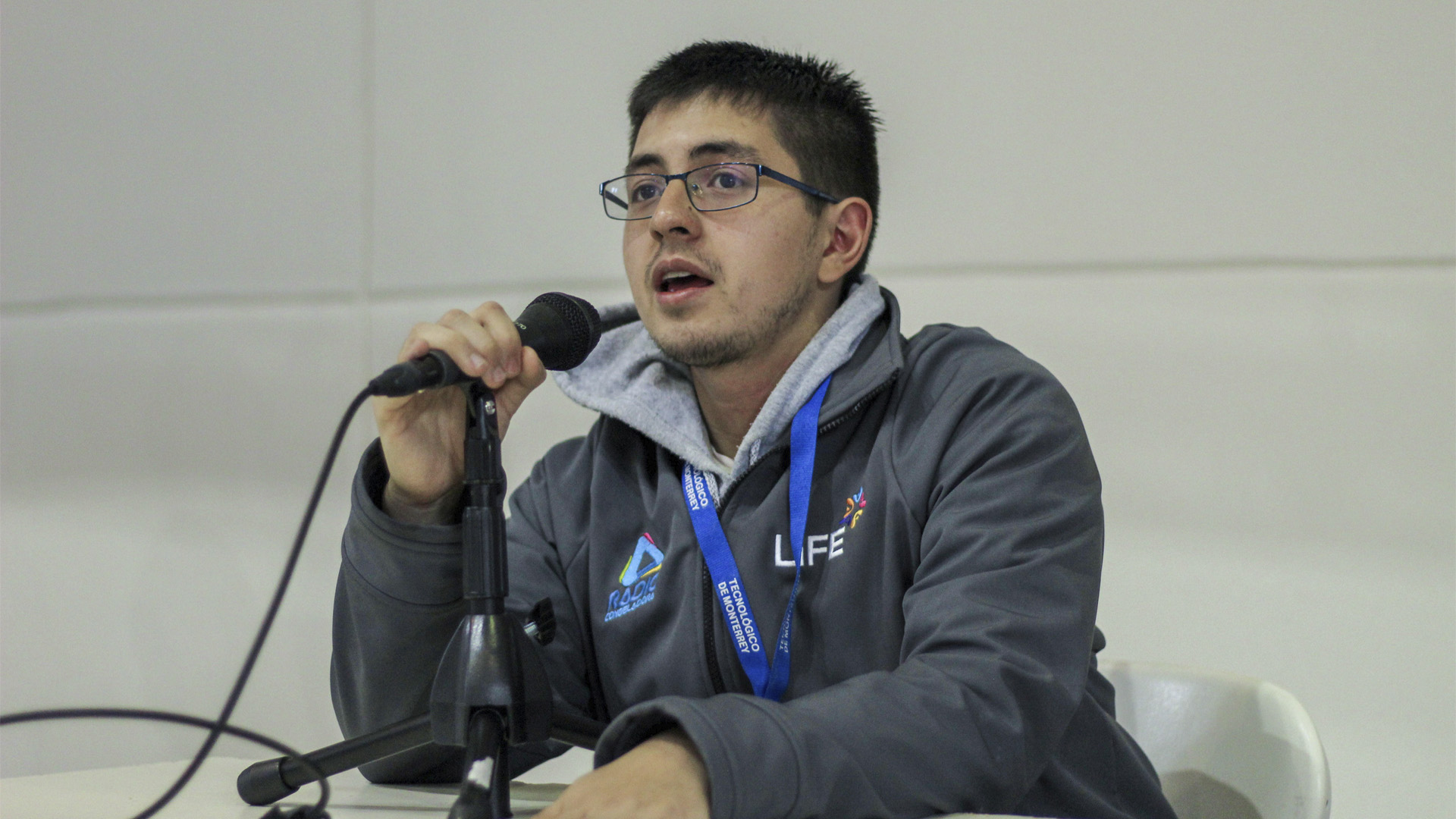 Alfonso narrando un partido de baloncesto