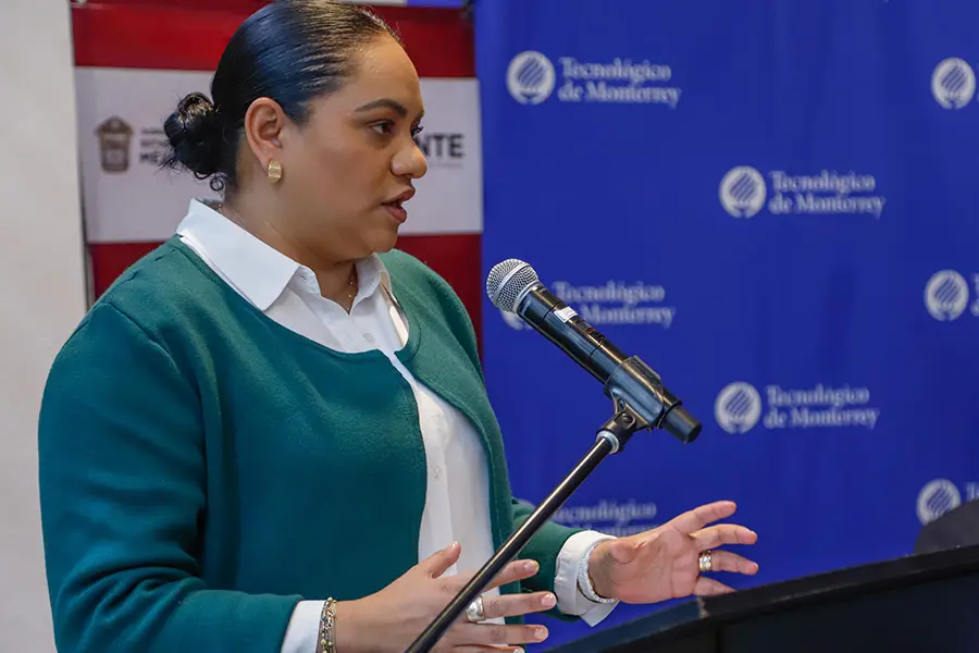 Alhely Rubio dando unas palabras durante el evento de la firma del convenio.