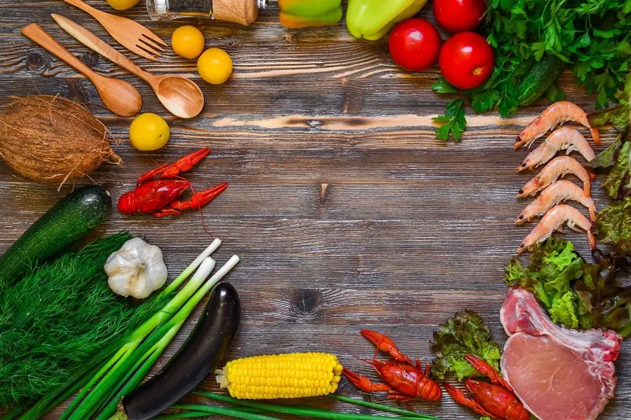 Una sana alimentación debe balancear diferentes tipos de alimentos.