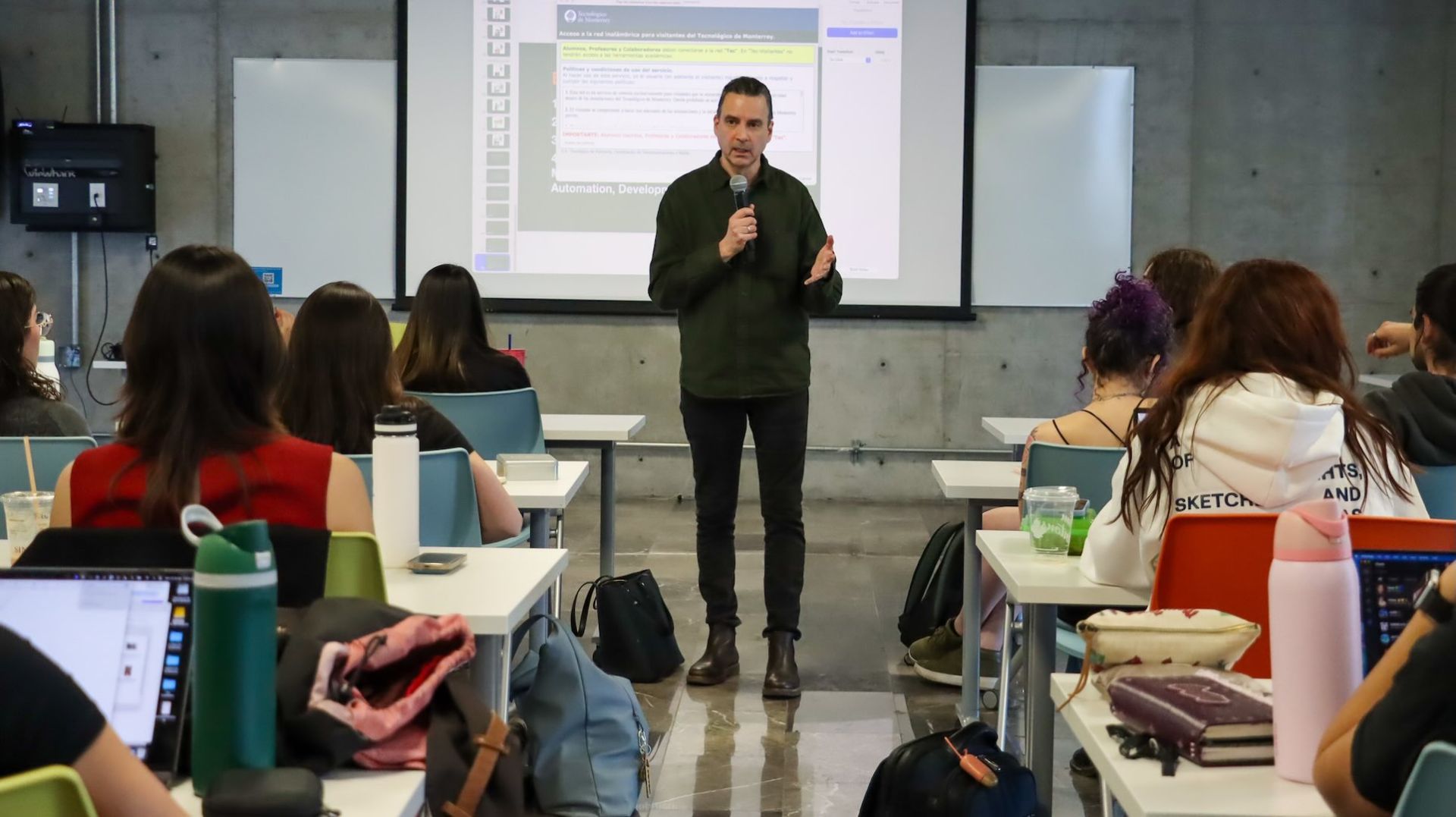 Allan Chochinov impartiendo su workshop a los estudiantes de dise&ntilde;o.