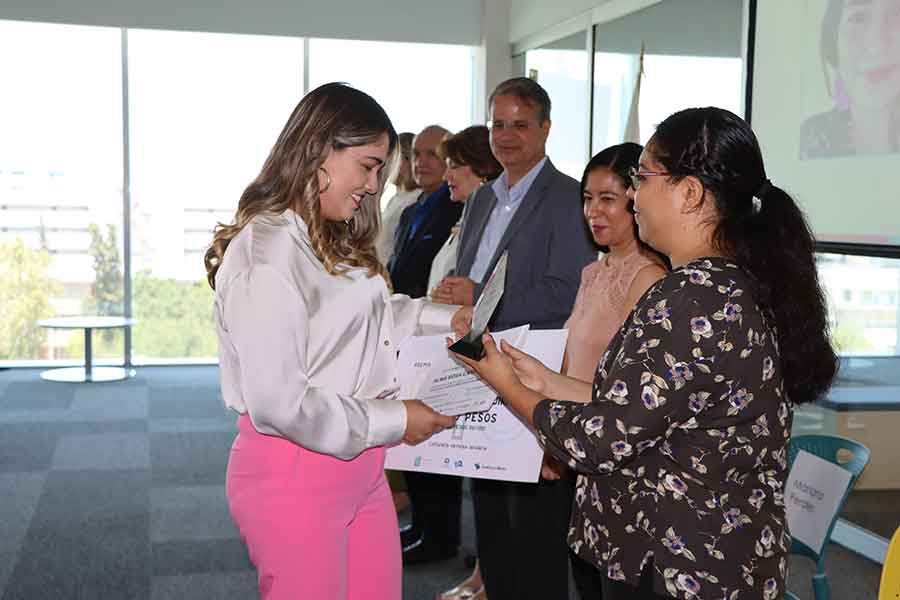 Alma Rosa Cantú, docente del preescolar Club de Leones Monterrey Lomas, ganadora en la categoría Primera Infancia.