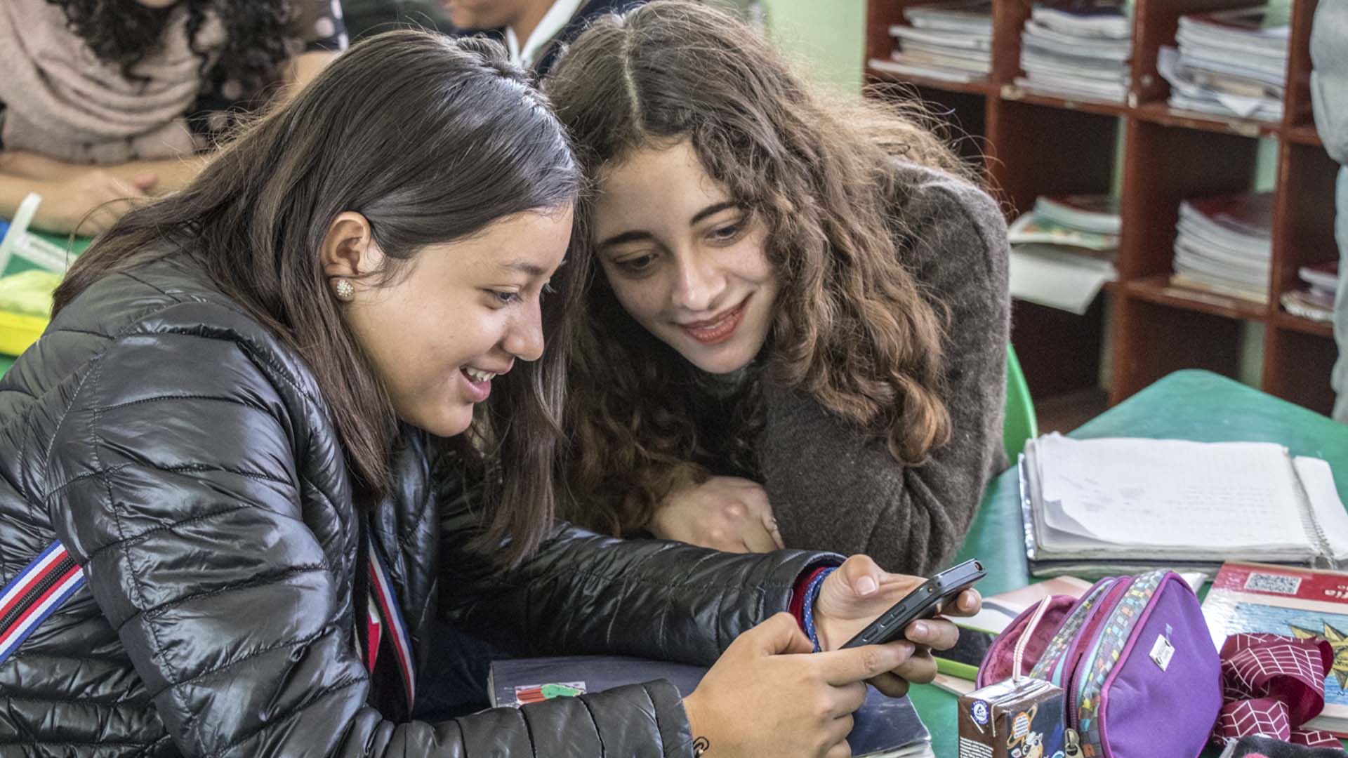 Alumna del Tec en primaria Miguel Hidalgo y Costilla ayudando a crear cuentos