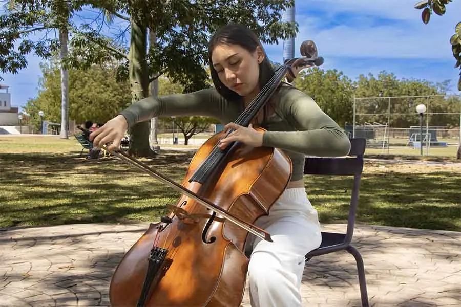 alumna destaca en ingenieria y tocando cello