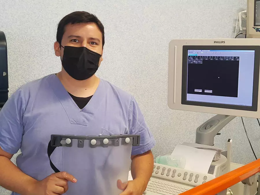 Alumna de Prepa y su familia reparten caretas en hospitales de Celaya