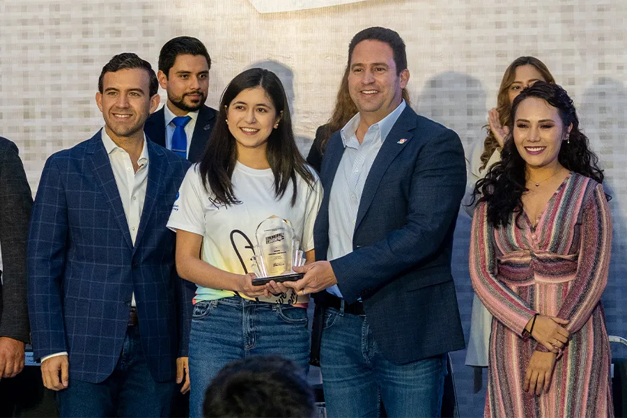 Alumna recibiendo el Premio Municipal de la Juventud 2025.
