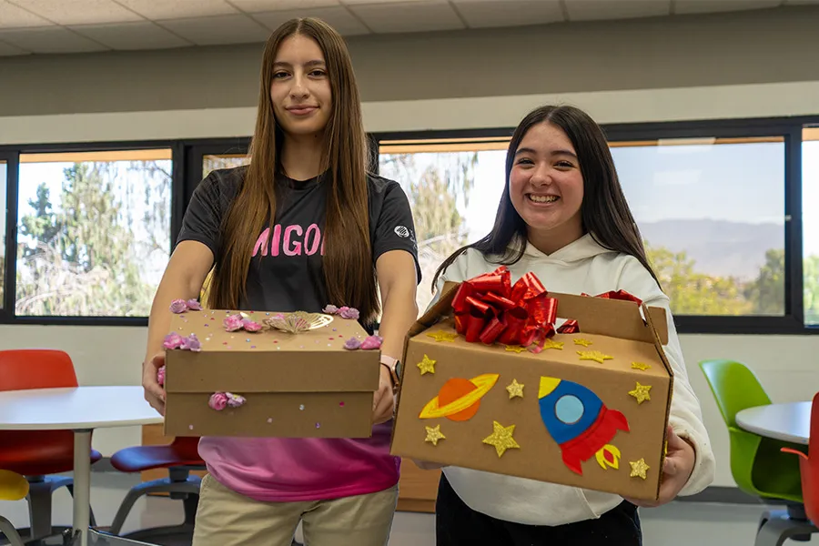 Alumnas con cajas decoradas hechas por ellas.