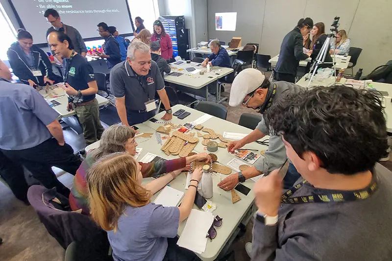 Taller ECO-ROVERS en la NASA El taller fue impartido en colaboración con Steven Smith, experto en ciencia de la NASA, y el profesor David García de la Escuela de Ingeniería y Ciencias del campus Cuernavaca. Además fueron acompañadas por Javier Montiel, egresado y mentor del equipo, quien reconocimiento el premio "The Cherri Brinley Outstanding Educator Award", por contribuir e impulsar el fomento de la educación espacial en estudiantes y profesores. "Fue una experiencia enriquecedora compartir nuestra pasión por la educación STEM".- Carla Pardo. "Fue una experiencia enriquecedora compartir nuestra pasión por la educación STEM y la innovación en movilidad espacial para poder llegar a aulas escolares de todo el mundo", contó la alumna Carla Pardo. El taller fue impartido a 31 profesores de Estados Unidos de kínder hasta preparatoria, y su contenido forma parte de las actividades de fomento STEM que el equipo IKTAN Roving realiza con niños y jóvenes. Con el taller buscaron enseñar a los profesores a construir un rover con materiales ecológicos a pequeña escala, con la finalidad de que ellos posteriormente lo apliquen y tropicalicen en sus aulas. "Es una oportunidad para mostrar lo que hacemos en México y que se replique en otras partes del mundo", contó el profesor David García. Experiencia en SEEC La convención, organizada por el Space Center Houston, centro de visitantes de la NASA, es uno de los foros más prestigiosos en el ámbito STEM. La Space Exploration Education Conference reúne a educadores y estudiantes de Estados Unidos, que buscan impulsar y fomentar el aprendizaje en exploración espacial y su aplicación en el aula. A lo largo de tres días, las participantes y sus mentores participaron en diversas actividades y visitas a instalaciones de la NASA, algunas de ellas fueron: Human Exploration Research Analog (HERA Tour) Neutral Buoyancy Lab (Laboratorio de Flotación Neutra) Starship Gallery Tour Venue Aerospace Far Side of the Moon Banquet "Tomar los talleres impartidos por experto