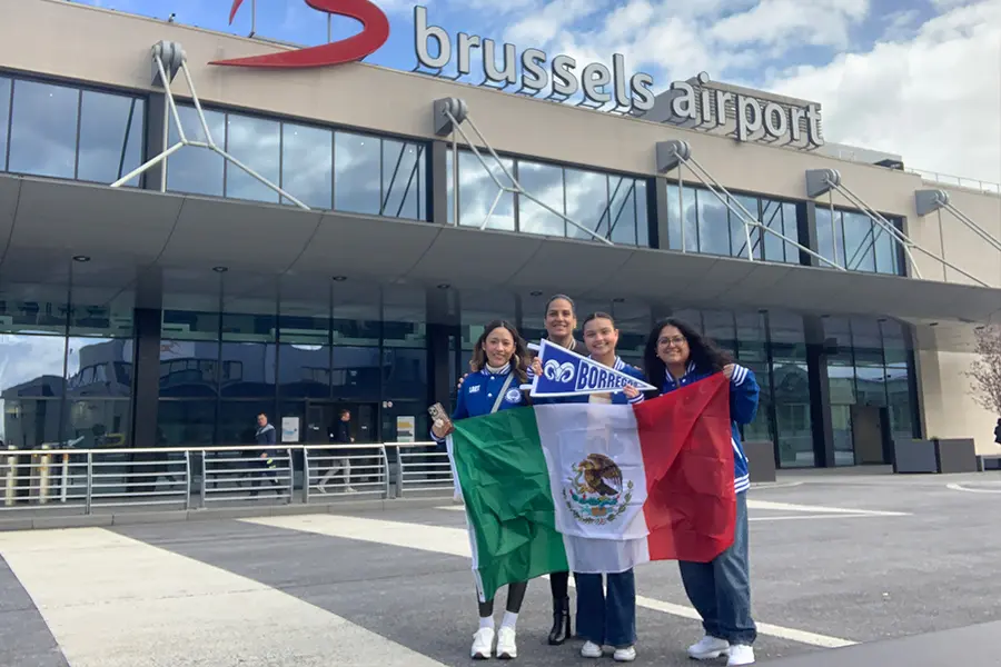 alumnas en el aeropuerto de Bruselas