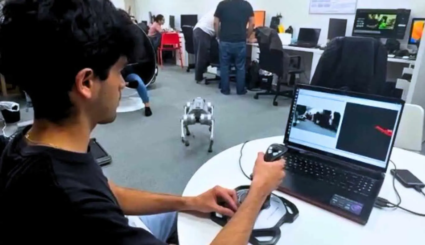 alumno tec desarrolla proyecto robótico de perro guia en japon