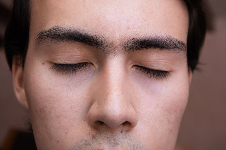 Alumno con los ojos cerrados