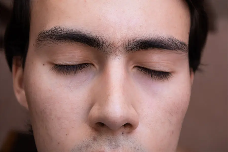 Alumno con los ojos cerrados