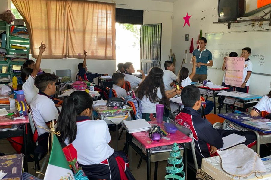 Leonel dando una clase a niños de primaria