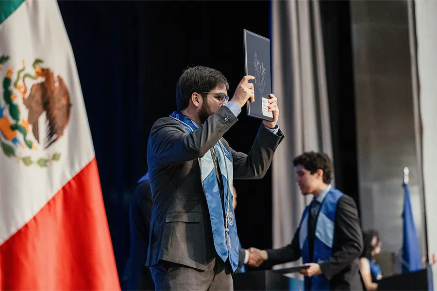 Estudiante ganador del premio nacional del examen CENEVAL levanta su título profesional en la ceremonia de graduación de junio 2025