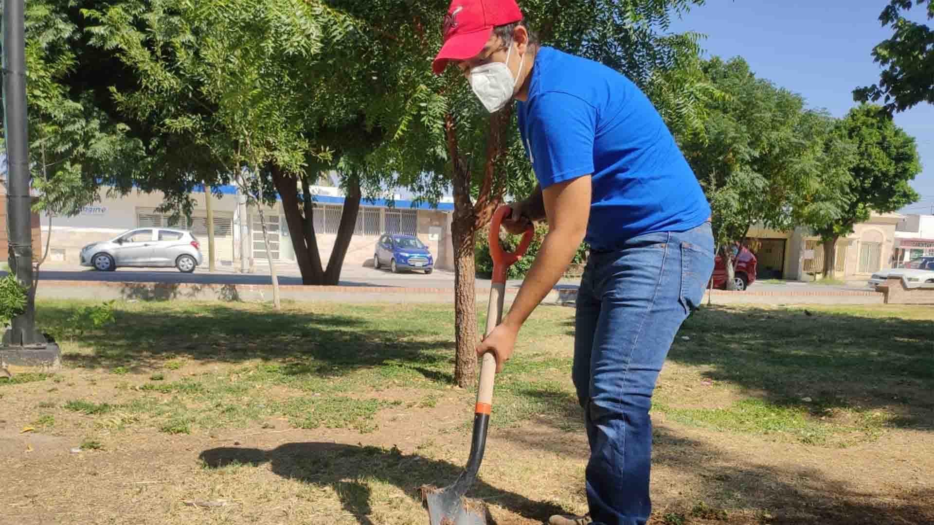 Alumnos del Tec en "Vuélvete verde, planta un árbol"