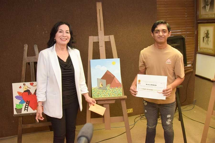 José Ornelas recibiendo el premio de primer lugar del concurso "Arte sin Violencia"