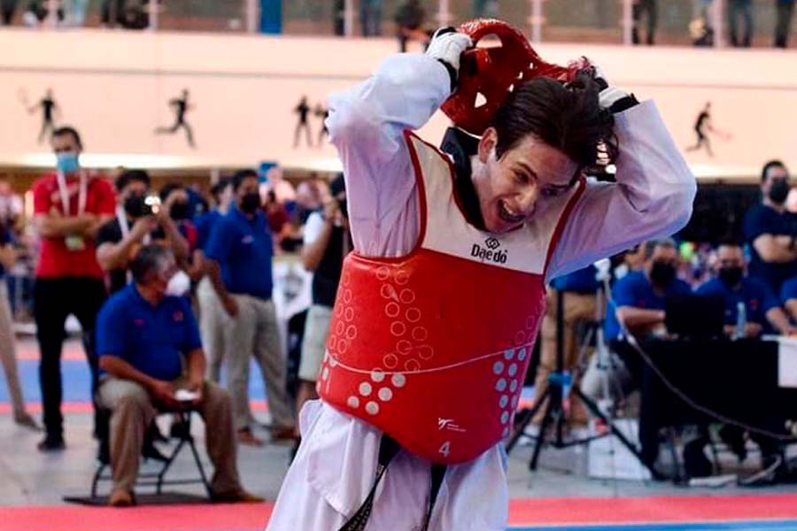 alumno joseph despues de finalizar un combate de tawkwondo