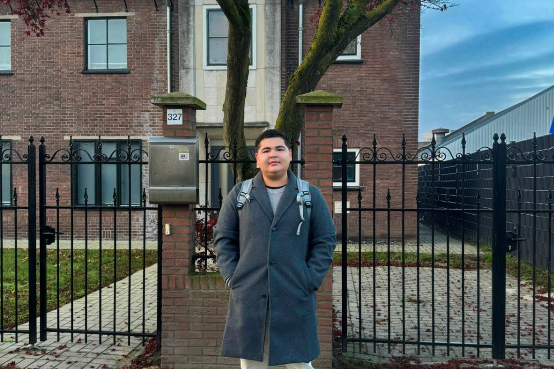 Rudy Dom&iacute;nguez frente a uno de los edificios del campus donde se ubican los laboratorios de la Universidad de Twente.