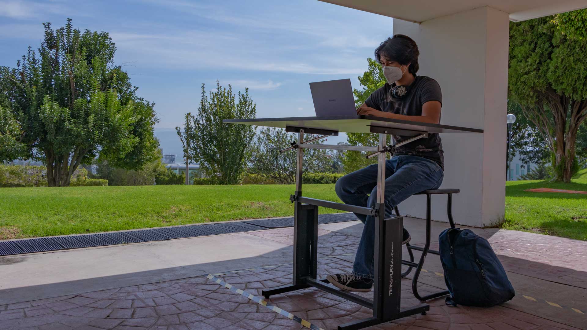 Alumno tomando clases en espacio exclusivamente para el estudio.