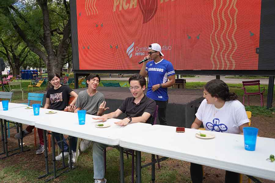 Estudiantes de campus Monterrey en el juego "Picantec"