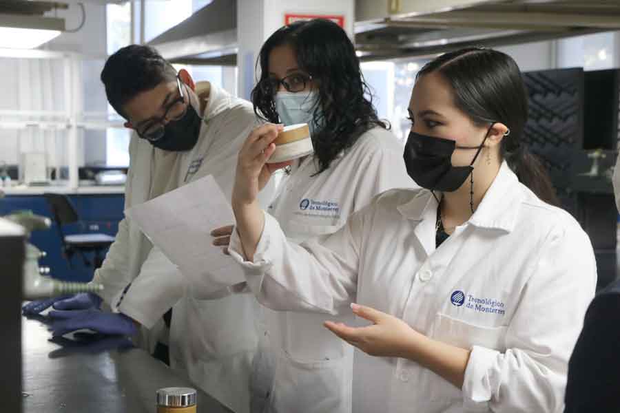 Alumnos del campus Monterrey en Semana i dedicada a la creación de cremas cosméticas