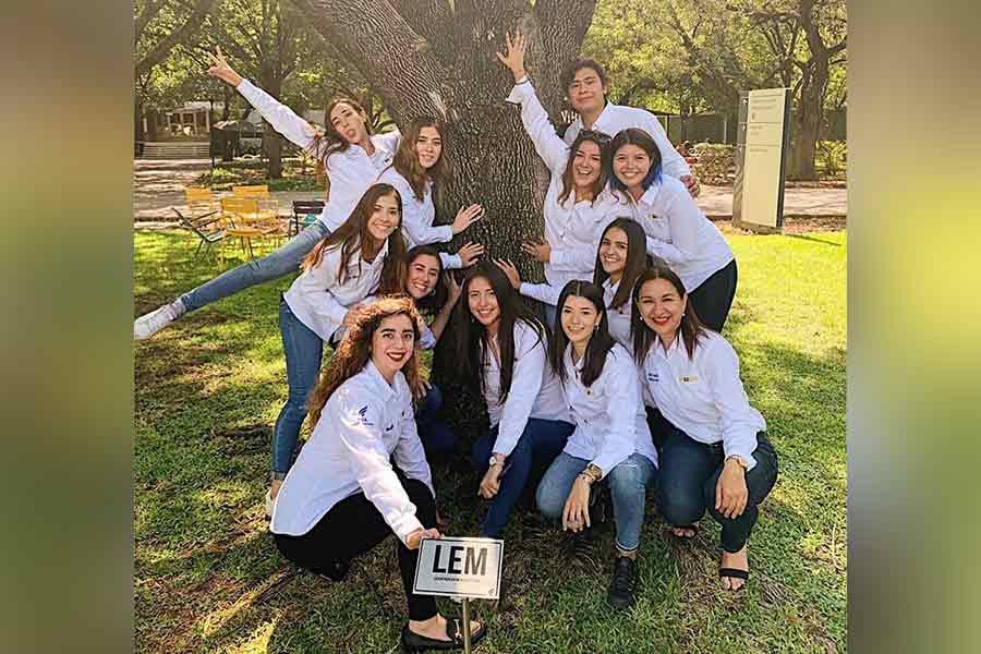 Alumnos de la Escuela de Negocios junto a Beatriz González.