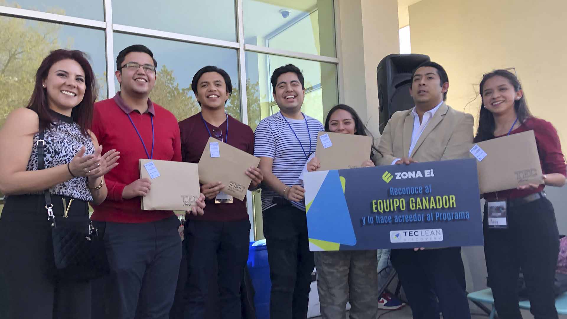 Alumnos ganan concurso de emprendimiento con proyecto de educación